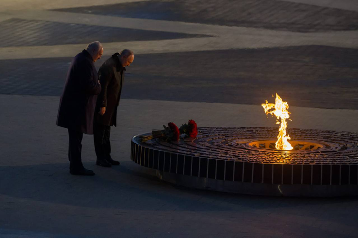 Путин и Лукашенко у памятника